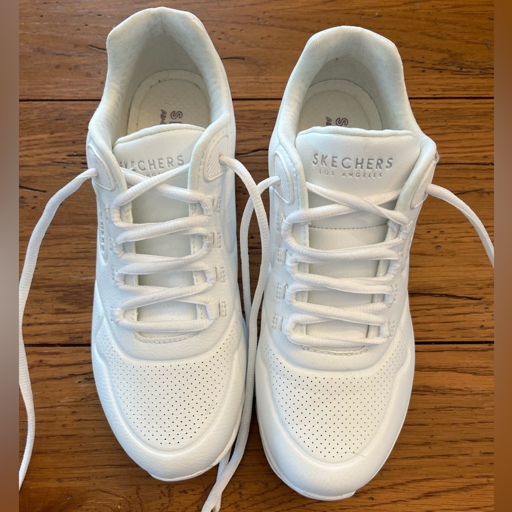 Sketchers size 8 women’s white leather sneakers EUC